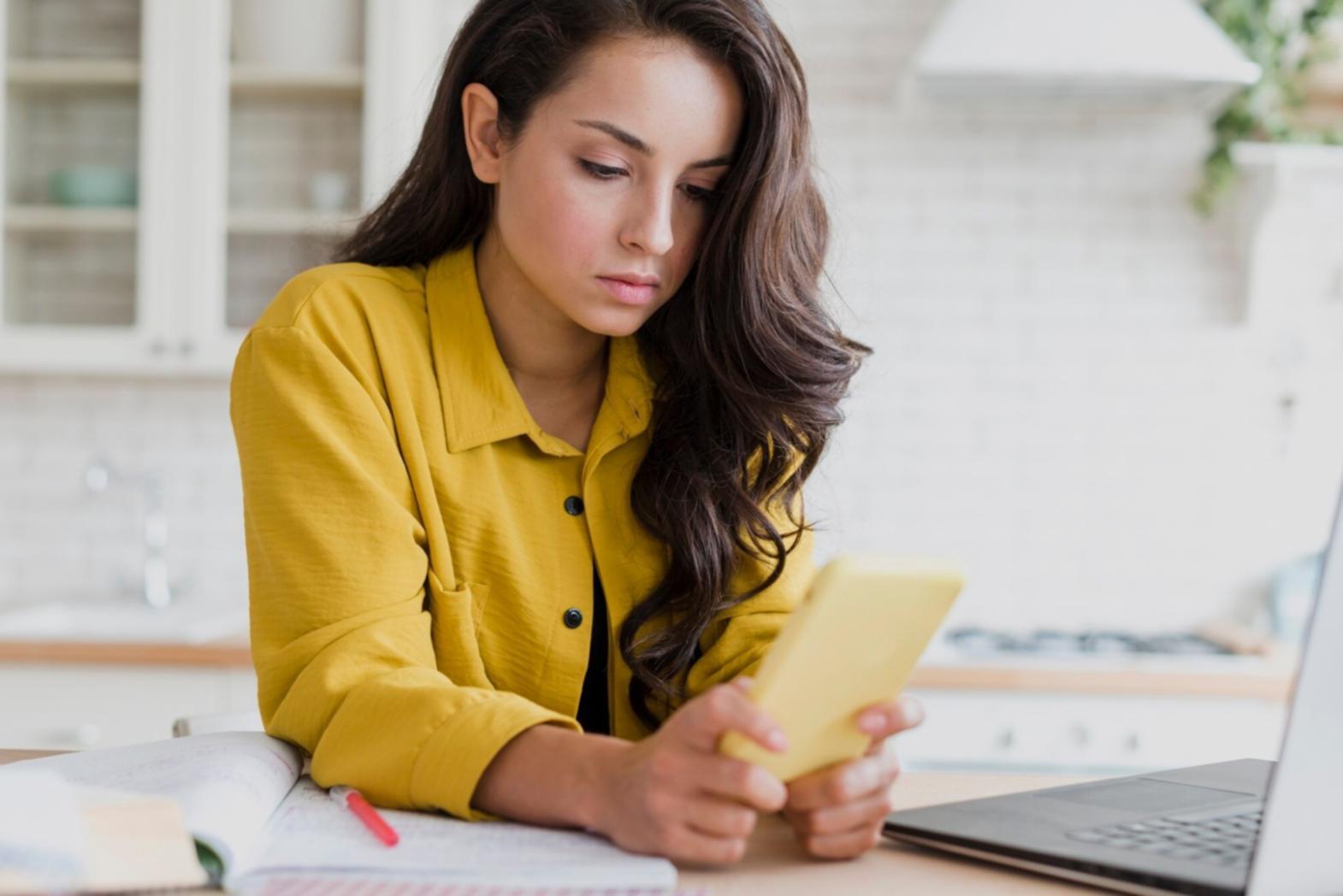 Sesi diskusi proyek riset investasi keluarga dengan mahasiswa di ruang kerja kami